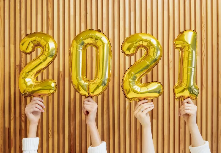 BioSample 2021 en écris avec des ballons sur fond de bois