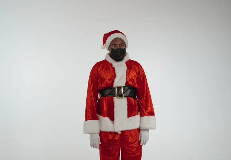 BioSample un père noel regarde la caméra sur fond blanc