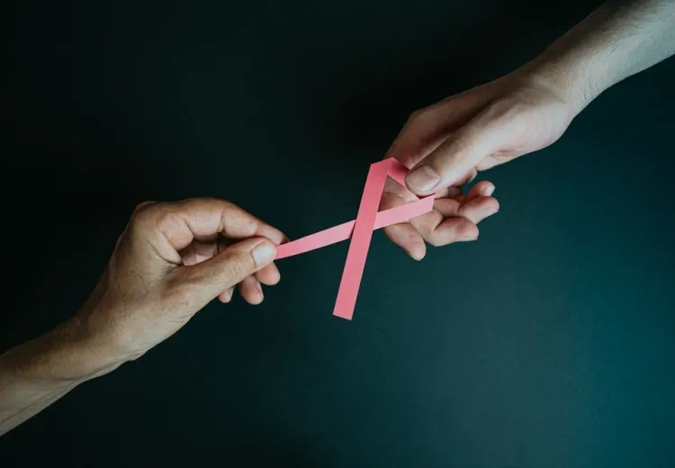 BioSample deux mains tenant un ruban rose