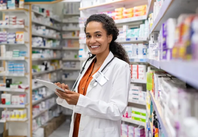 BioSample pharmacienne dans ses rayons regardant l'appareil photo
