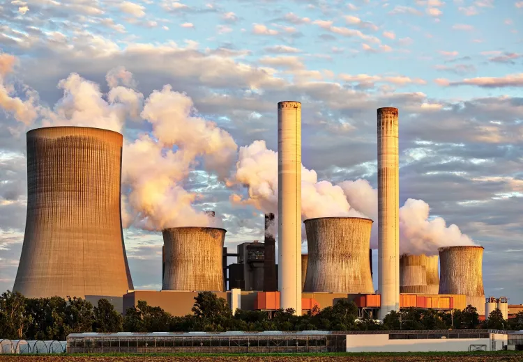 BioSample ensemble d'usines et de cheminées montrant la pollution