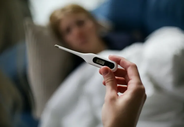 BioSample un malade regarde une personne tenant un thermomètre