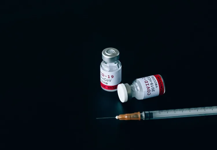 BioSample deux vaccins et une seringue sur fond noir