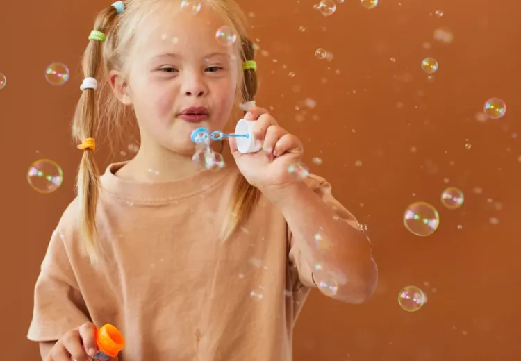 Image d'une petite fille atteinte de Trisomie 21