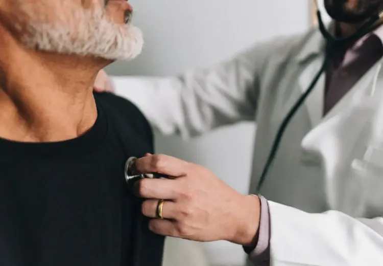 Gros plan d’un médecin examinant un patient à l’hôpital