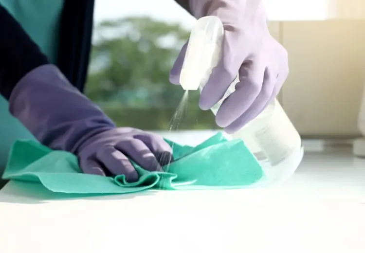 Photo d’un professionnel en train de désinfecter une surface médicale