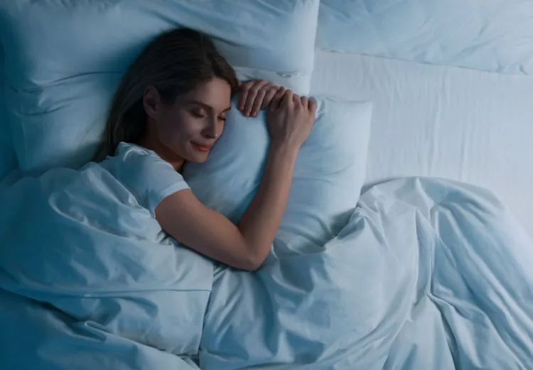 Femme dormant dans son lit la nuit