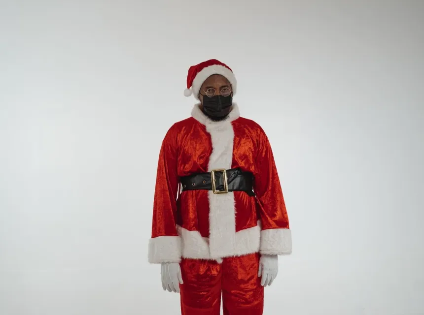BioSample un père noel regarde la caméra sur fond blanc