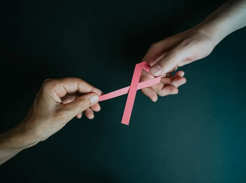 BioSample deux mains tenant un ruban rose