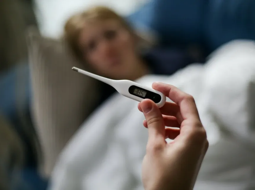 BioSample un malade regarde une personne tenant un thermomètre