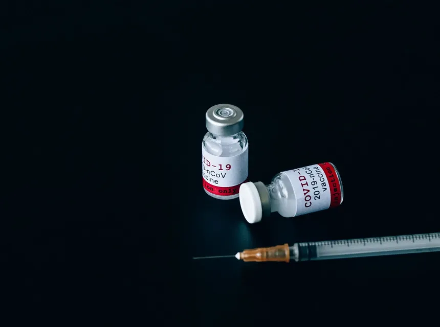 BioSample deux vaccins et une seringue sur fond noir
