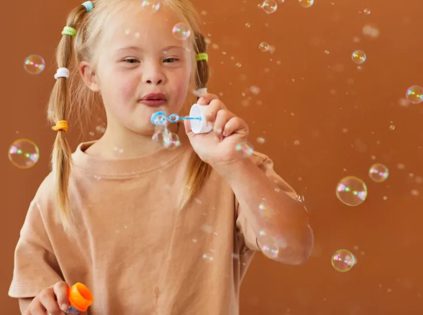 Image d'une petite fille atteinte de Trisomie 21