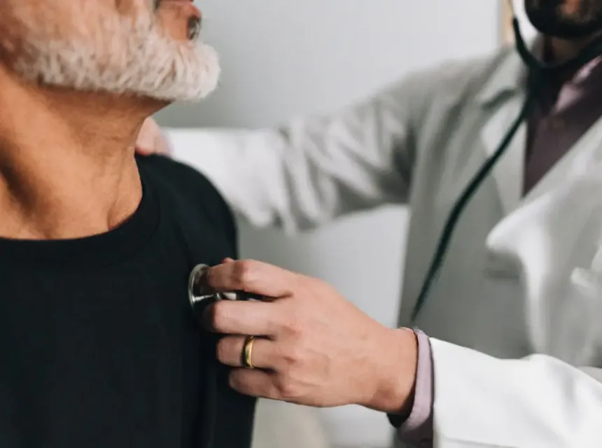 Gros plan d’un médecin examinant un patient à l’hôpital