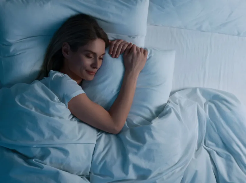 Femme dormant dans son lit la nuit